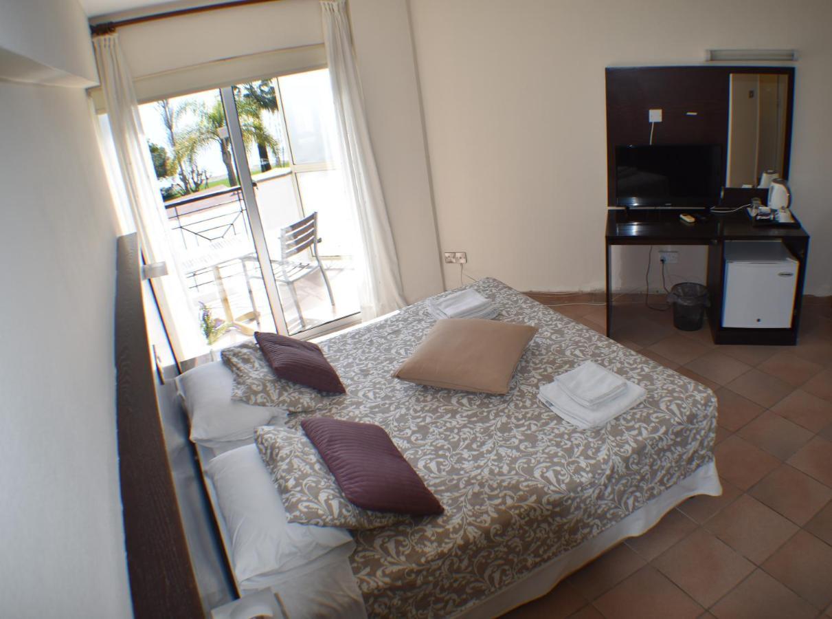 Andreas & Melanie Beach Hotel Governors Beach Bagian luar foto